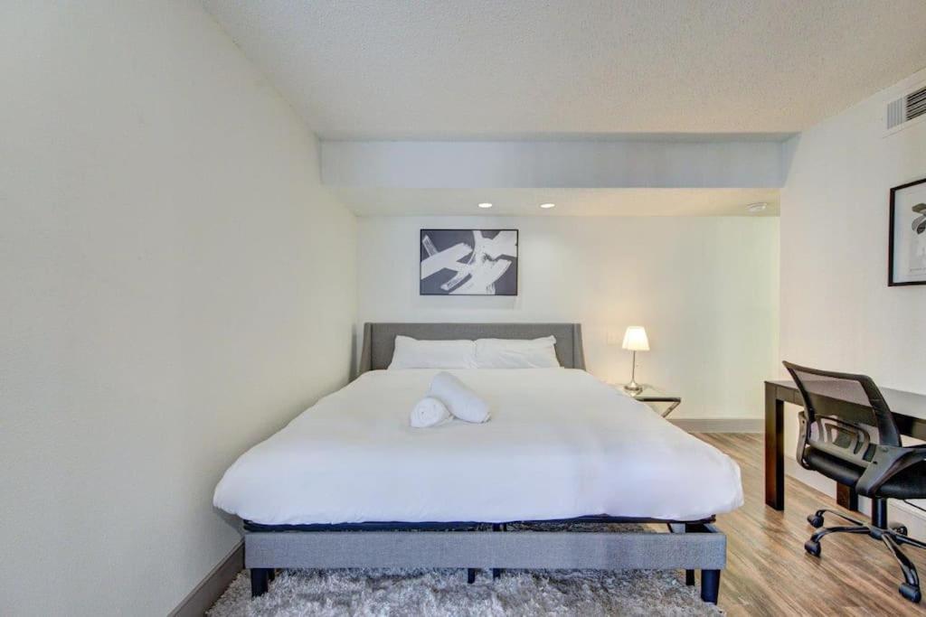 Lux Suite /King Bed /Free Parking/Pool/First Floor Хьюстон Экстерьер фото