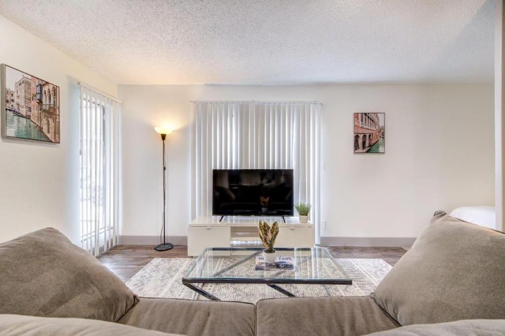 Lux Suite /King Bed /Free Parking/Pool/First Floor Хьюстон Экстерьер фото