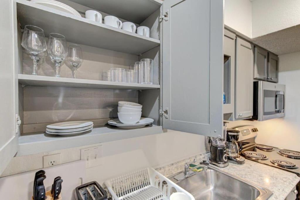 Lux Suite /King Bed /Free Parking/Pool/First Floor Хьюстон Экстерьер фото