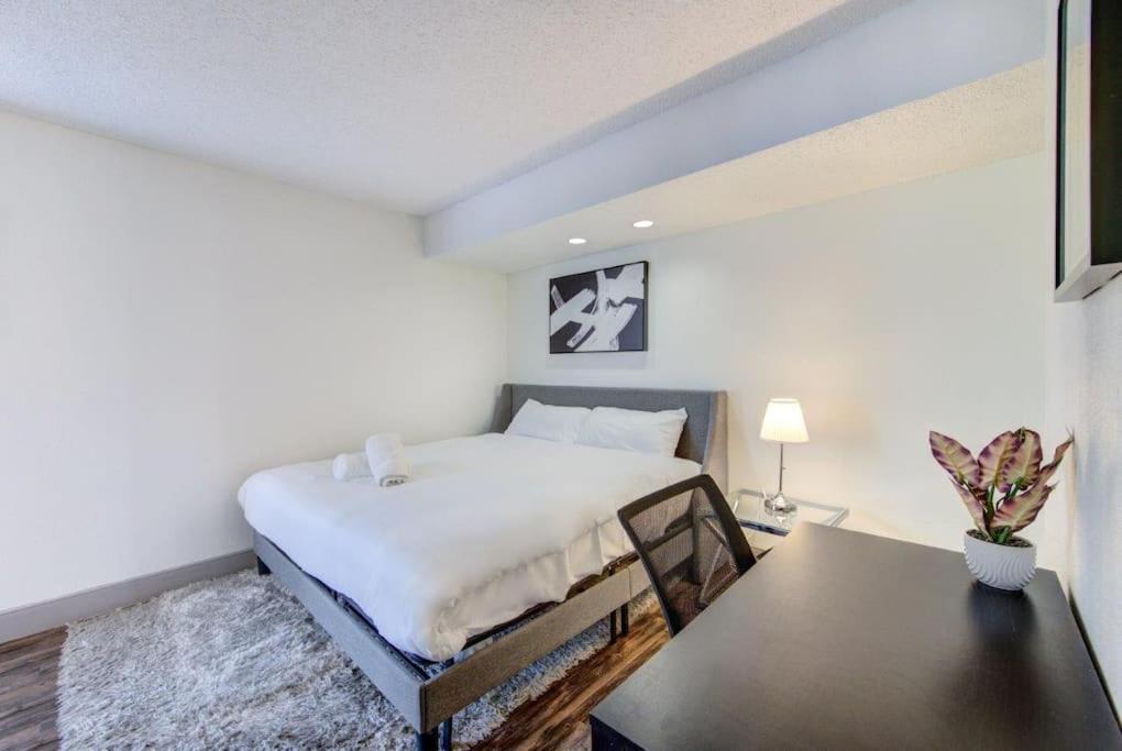 Lux Suite /King Bed /Free Parking/Pool/First Floor Хьюстон Экстерьер фото