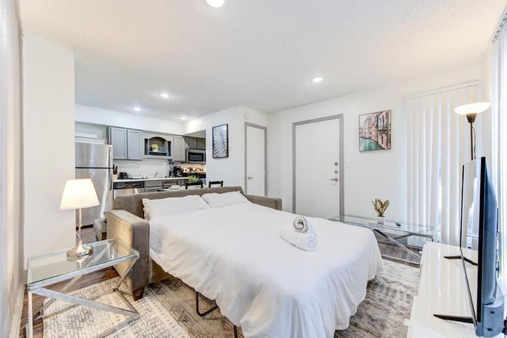 Lux Suite /King Bed /Free Parking/Pool/First Floor Хьюстон Экстерьер фото